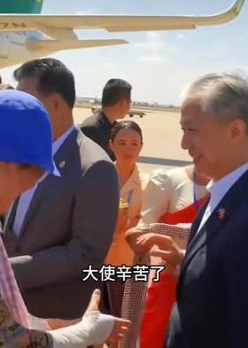 汪文斌亲自接机中国旅游团抵柬埔寨